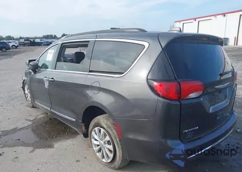 2017 Chrysler Pacifica Touring-L z USA, uszkodzony, nr VIN 2C4RC1BG4HR705495